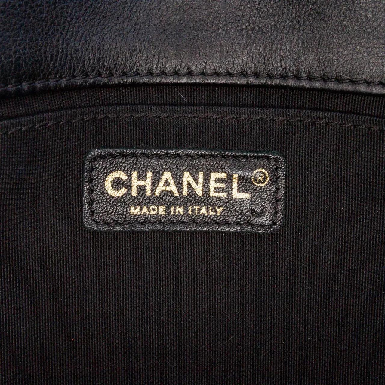 Thumbnail - Chanel Hobo Bags - CC Chevron Calfskin Round Flap Satchel - Gr. unisize - in Schwarz - für Damen