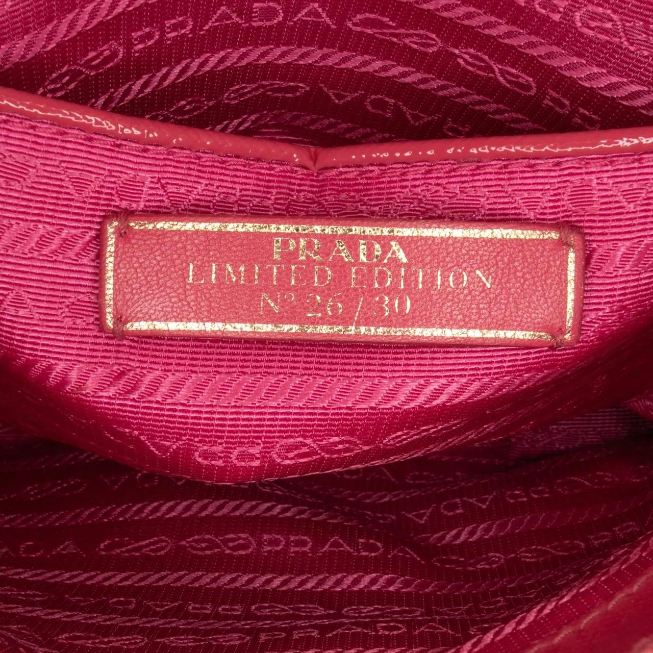 Thumbnail - Prada Hobo Bags - Limited Edition Small Saffiano Vernice Promenade S - Gr. unisize - in Gold - für Damen