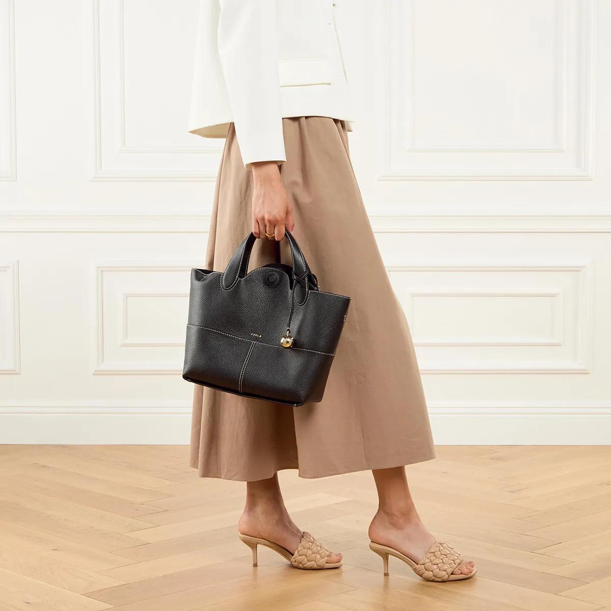 Furla Shoppers & Totes Primrose M Tote W Flap in zwart
