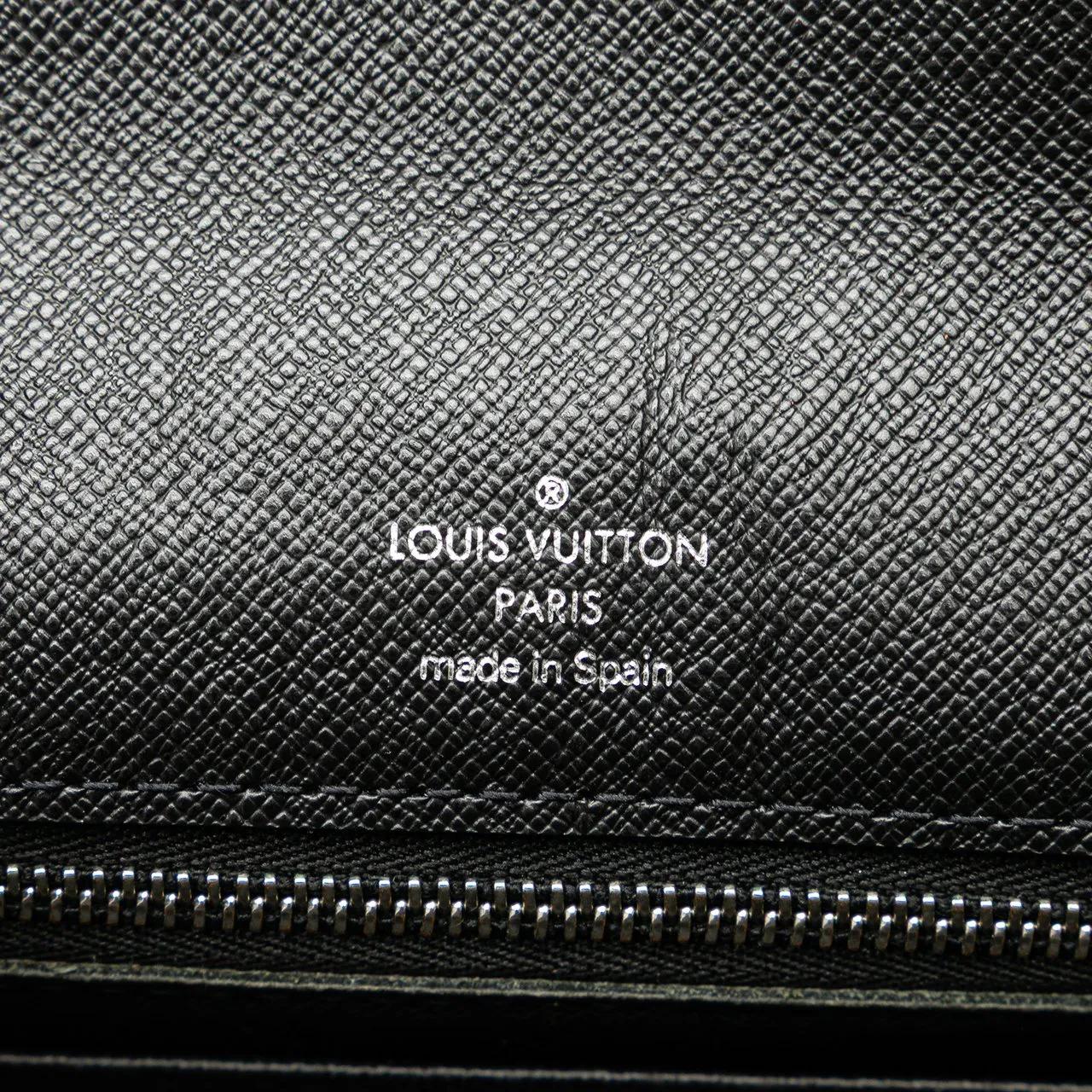 Thumbnail - Louis Vuitton Clutches - Taiga Selenga - Gr. unisize - in Schwarz - für Damen
