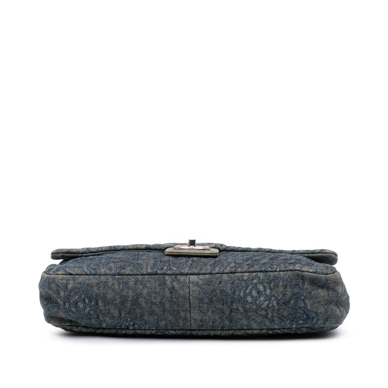 Thumbnail - Chanel Hobo Bags - 2012 Large Embroidered Denim Camellia Flap - Gr. unisize - in Blau - für Damen