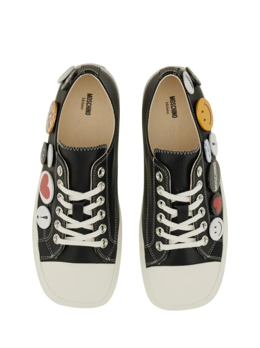 Thumbnail - Moschino Low-Top Sneaker - Black Leather Sneakers With Playful Pins - Gr. 36 (EU) - in Schwarz - für Damen