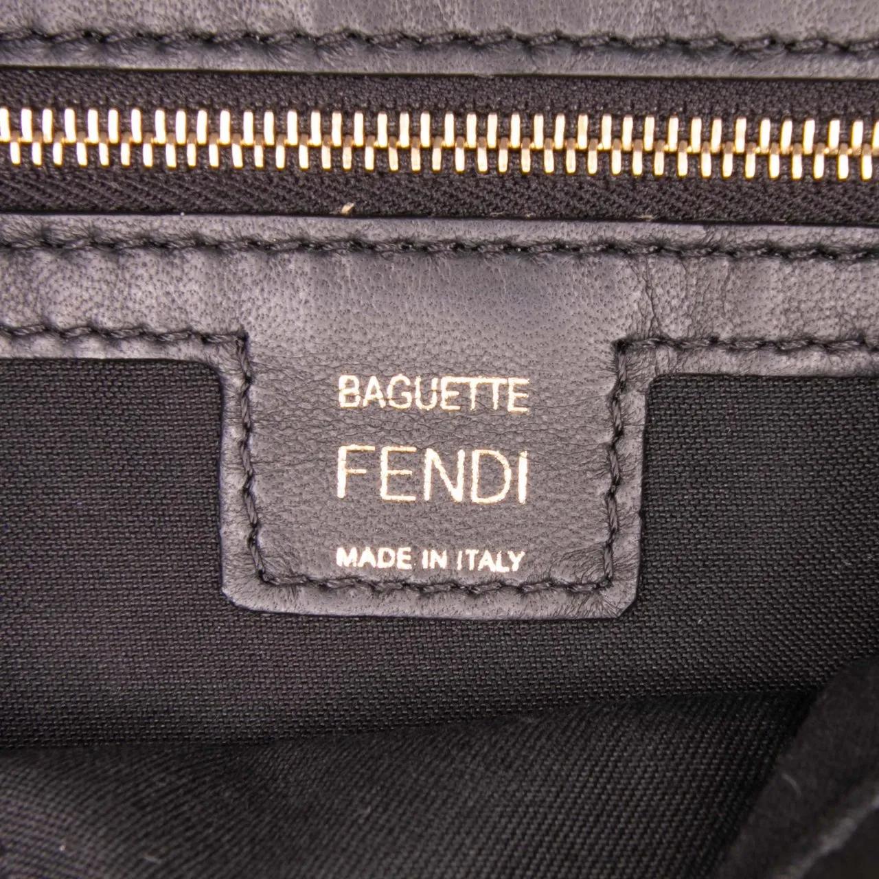 Thumbnail - Fendi Hobo Bags - Zucca Embossed Leather Baguette Satchel - Gr. unisize - in Schwarz - für Damen