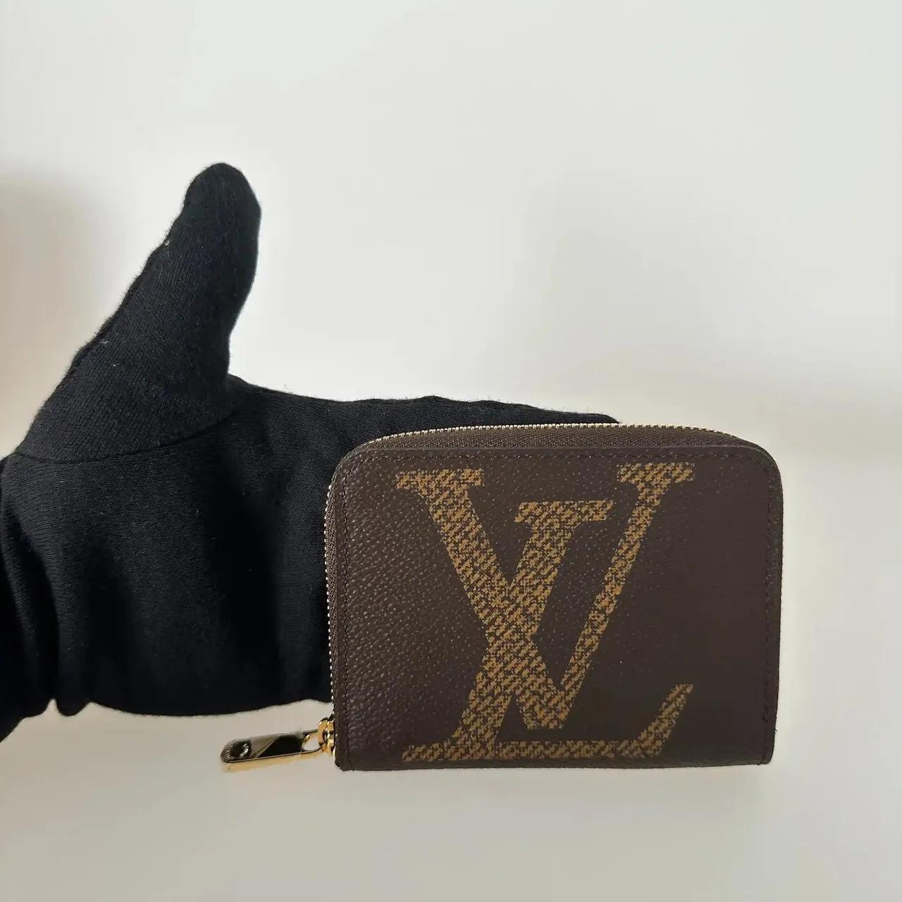 Thumbnail - Louis Vuitton Kleinleder - Louis Vuitton Monogram Giant Zippy Coin - Gr. unisize - in Braun - für Damen