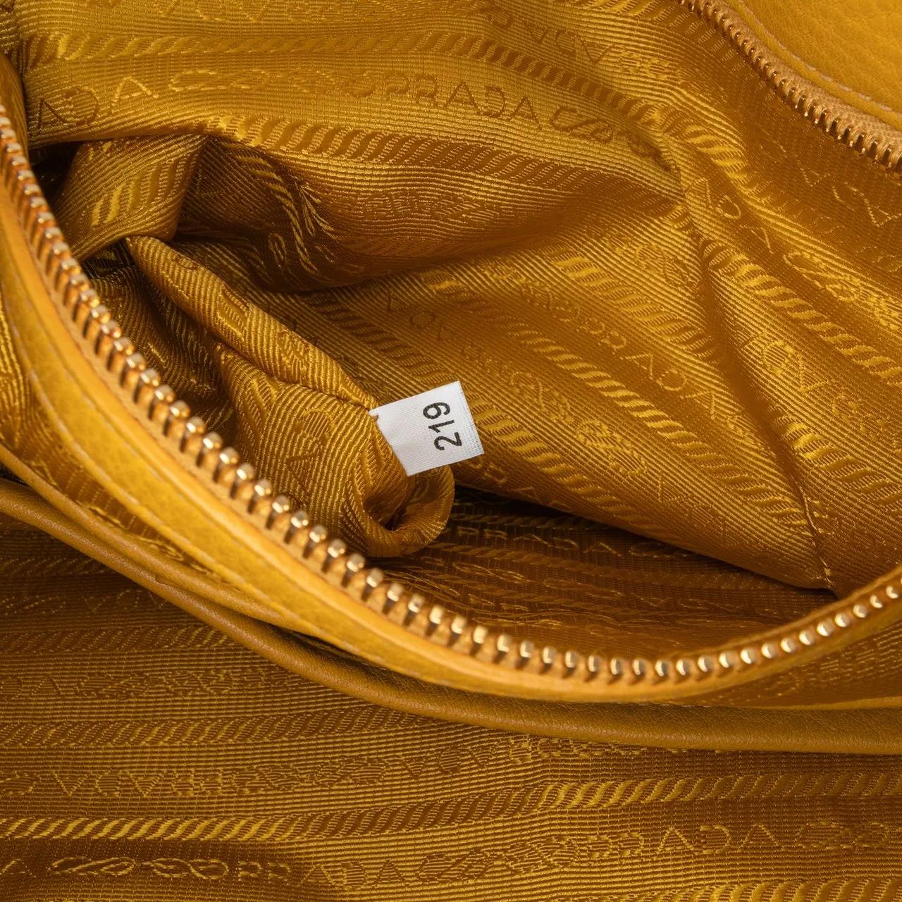 Thumbnail - Prada Hobo Bags - Vitello Daino Side Zip Open Convertible Tote - Gr. unisize - in Gelb - für Damen