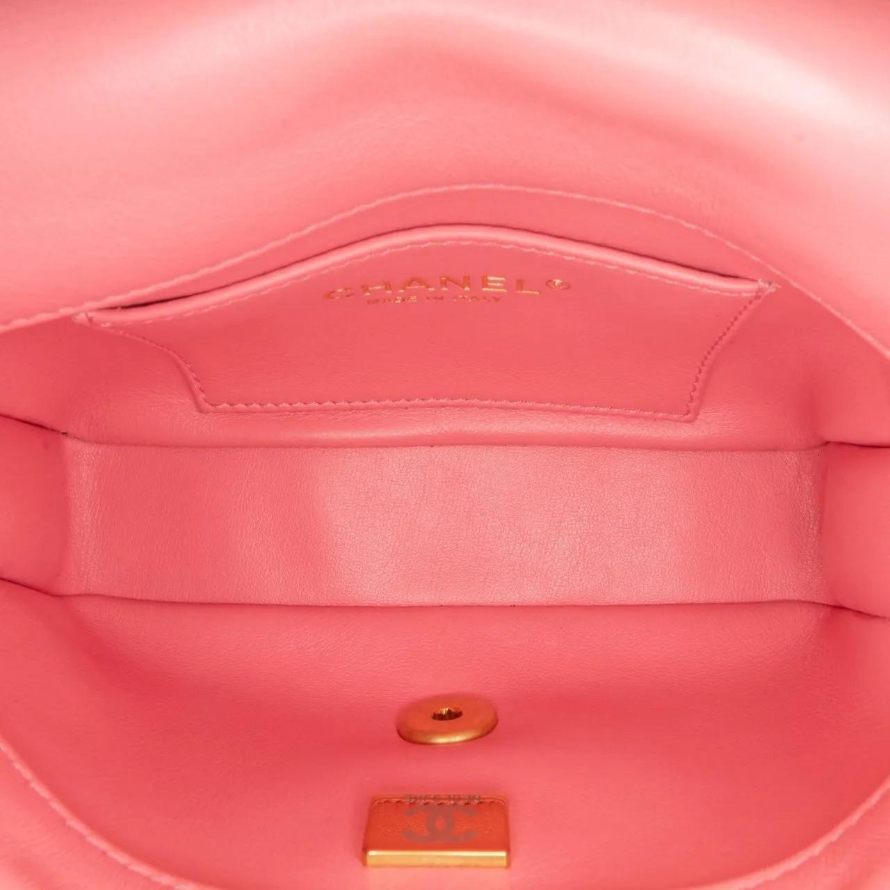 Chanel Hobo bags 2021-2024 Mini Lambskin Pending CC Flap in poeder roze