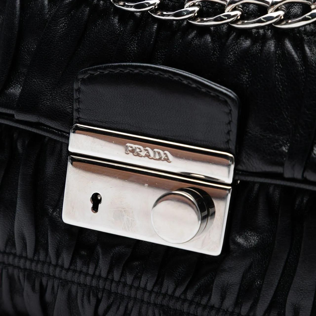 Thumbnail - Prada Hobo Bags - Medium Nappa Gaufre Sound Lock Shoulder Bag - Gr. unisize - in Schwarz - für Damen