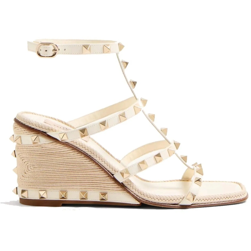 Valentino Garavani T-Shirt Valentino Garavani Rockstud Wedge Sandals beige