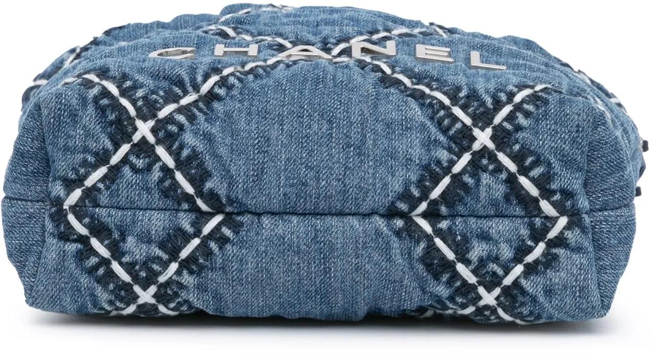Chanel Hobo bags 2021-2024 Mini Denim Stitched 22 Handbag in blauw