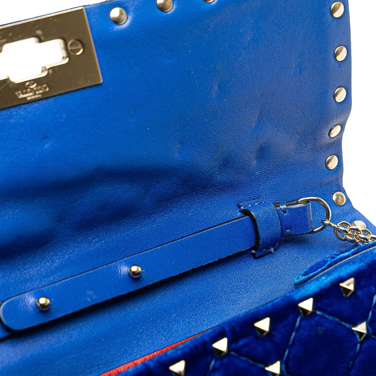 Thumbnail - Valentino Garavani Hobo Bags - Quilted Velvet Rockstud Spike Wallet on Chain - Gr. unisize - in Blau - für Damen