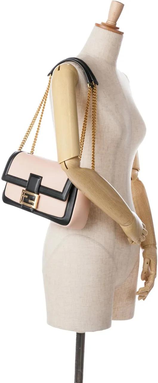 Fendi Shoppers Bicolor Leather Chain Midi Baguette in poeder roze
