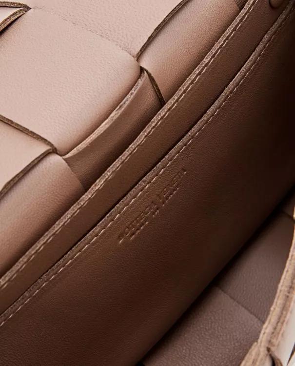 Bottega Veneta Shoppers Small Cassette Leather Shoulder Bag in bruin
