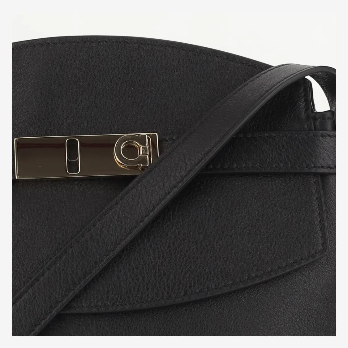 Salvatore Ferragamo Hobo bags Calfskin Leather Hug Shoulder Bag in zwart