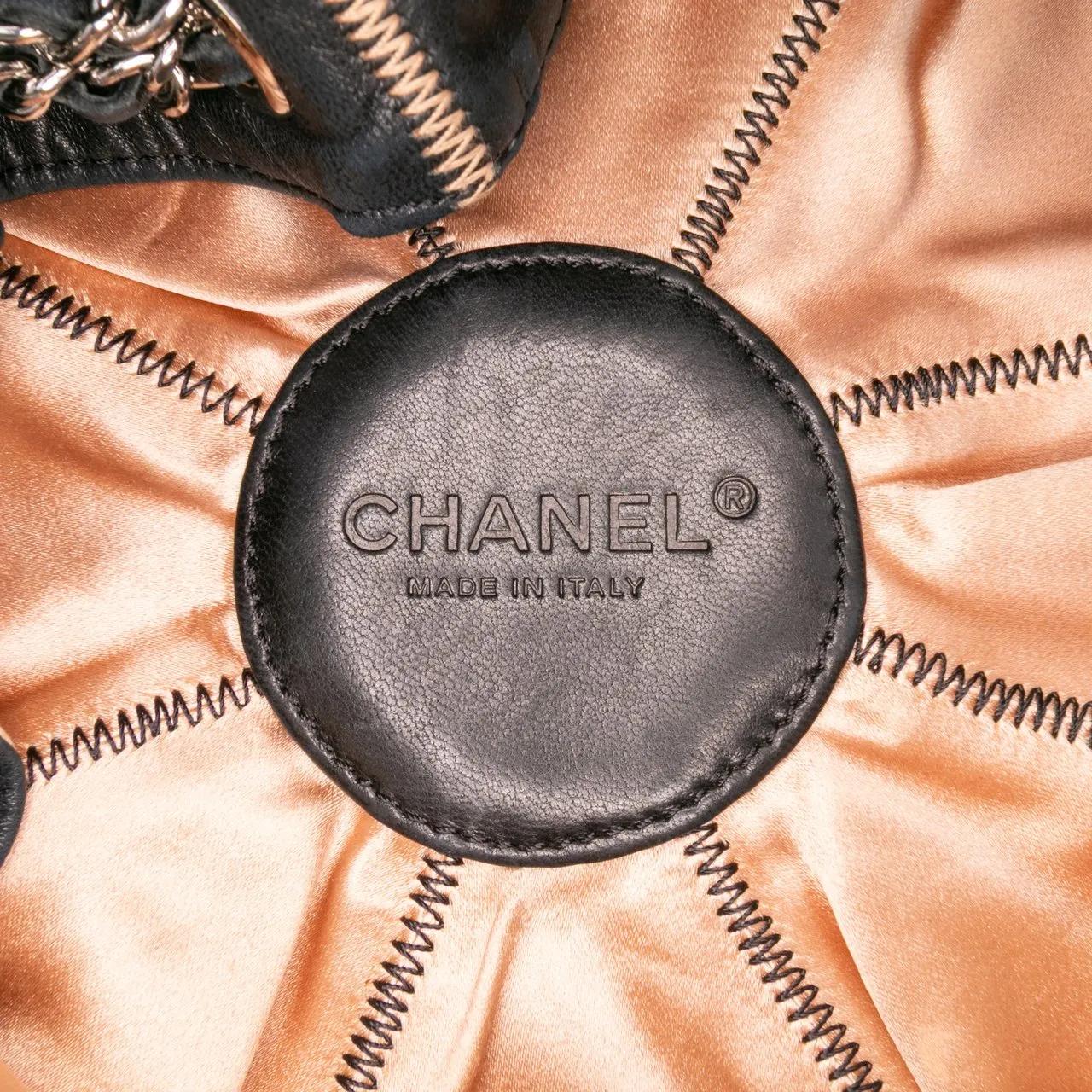 Thumbnail - Chanel Hobo Bags - Lambskin and Satin Reversible Sac Cordon Bucket Ba - Gr. unisize - in Schwarz - für Damen
