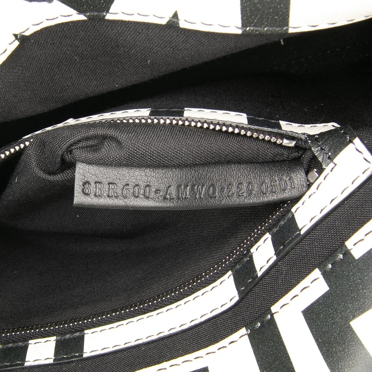 Thumbnail - Fendi Hobo Bags - Marc Jacobs Nappa Vitello King Logo Print Baguette - Gr. unisize - in Weiß - für Damen