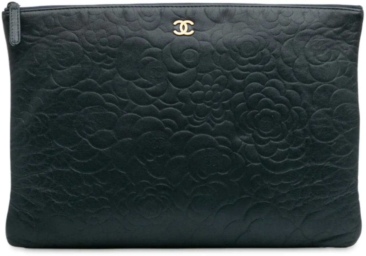 Chanel Clutches - Large CC Embossed Lambskin Camellia O Case Clutch - Gr. unisize - in Blau - für Damen