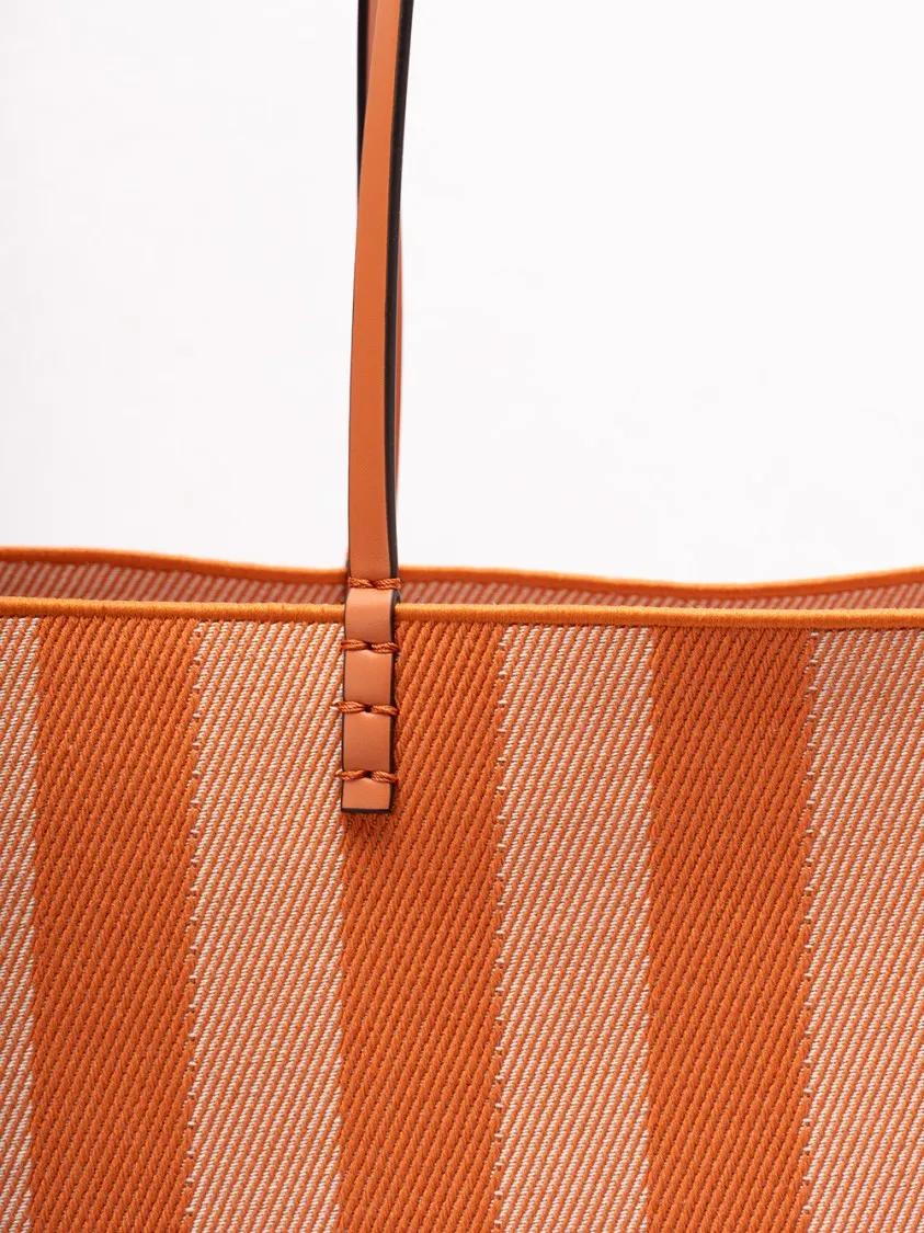 Fendi Shoppers & Totes `Roll` Large Tote Bag in oranje