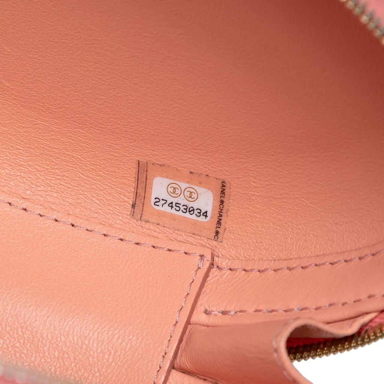 Thumbnail - Chanel Hobo Bags - Chevron Stitched Calfskin La Pausa Evening Bag - Gr. unisize - in Gold - für Damen