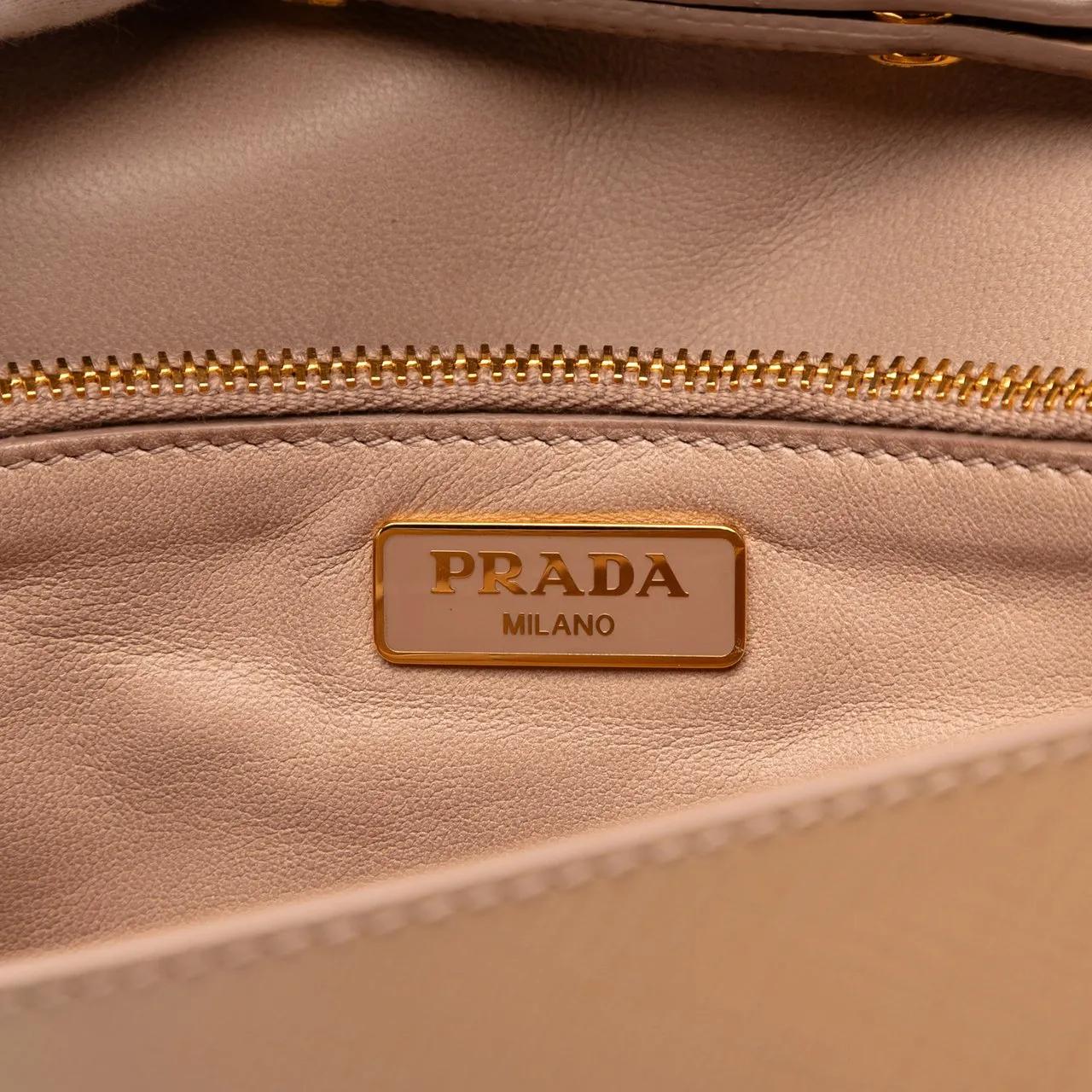 Thumbnail - Prada Hobo Bags - Saffiano Vernice Wallet On Strap - Gr. unisize - in Braun - für Damen