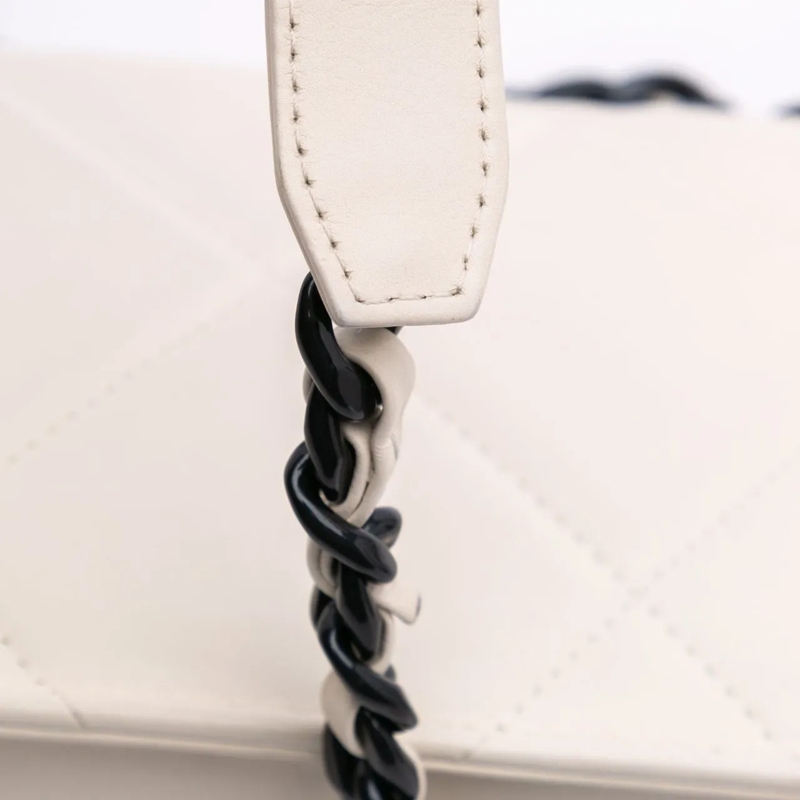Chanel Schultertasche 2021-2024 Quilted Lambskin 19 Wallet on Chain weiß (Image 2)