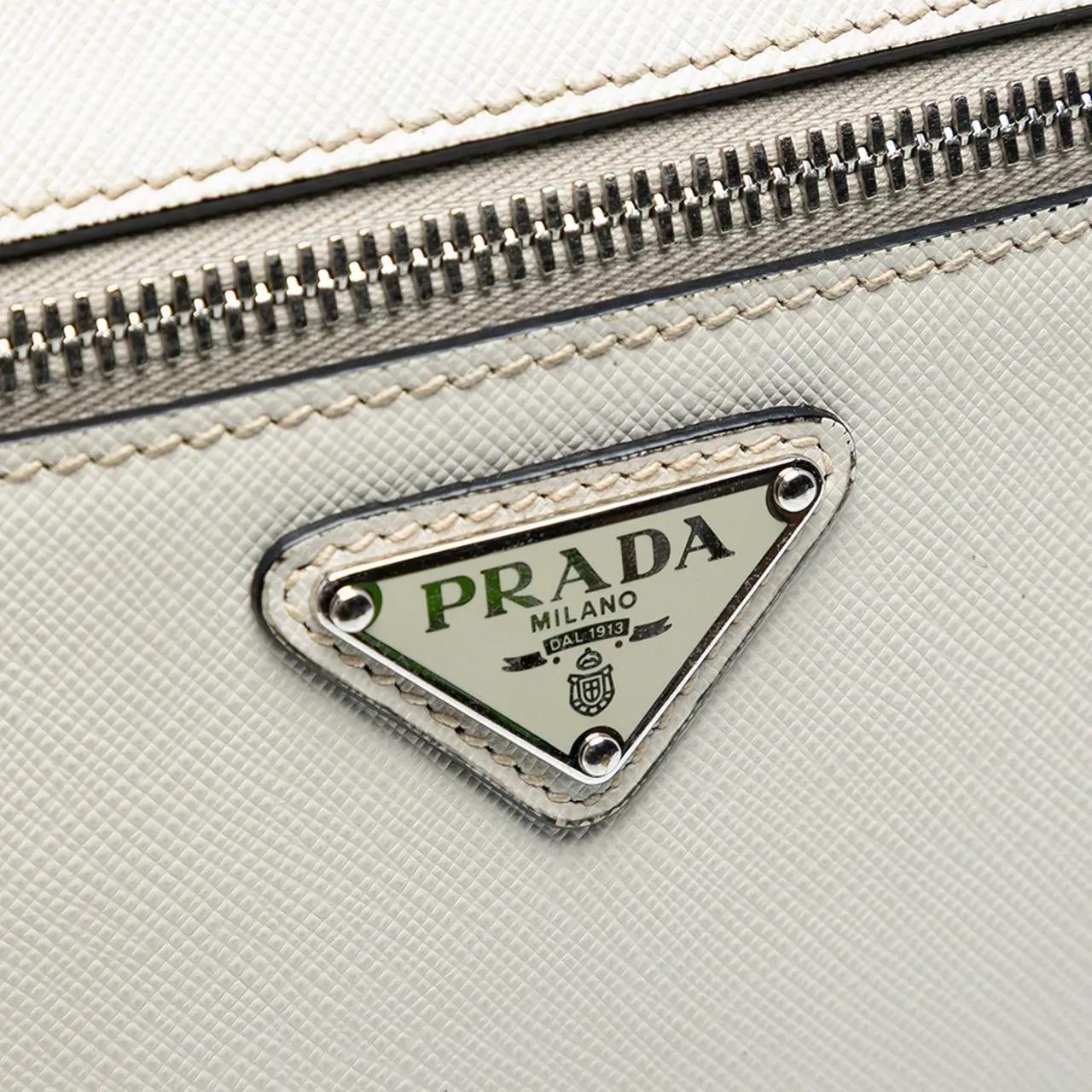 Thumbnail - Prada Hobo Bags - Saffiano Travel Triangle Wristlet Crossbody - Gr. unisize - in Weiß - für Damen