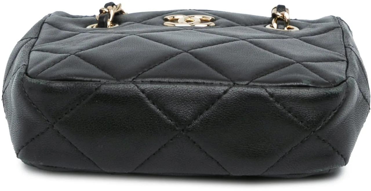 Chanel Clutches Quilted Lambskin Tiny Shopping Clutch With Chain in zwart