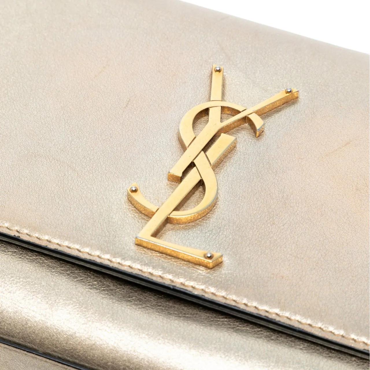 Thumbnail - Saint Laurent Hobo Bags - Small Metallic Calfskin Monogram Kate Crossbody - Gr. unisize - in Gold - für Damen