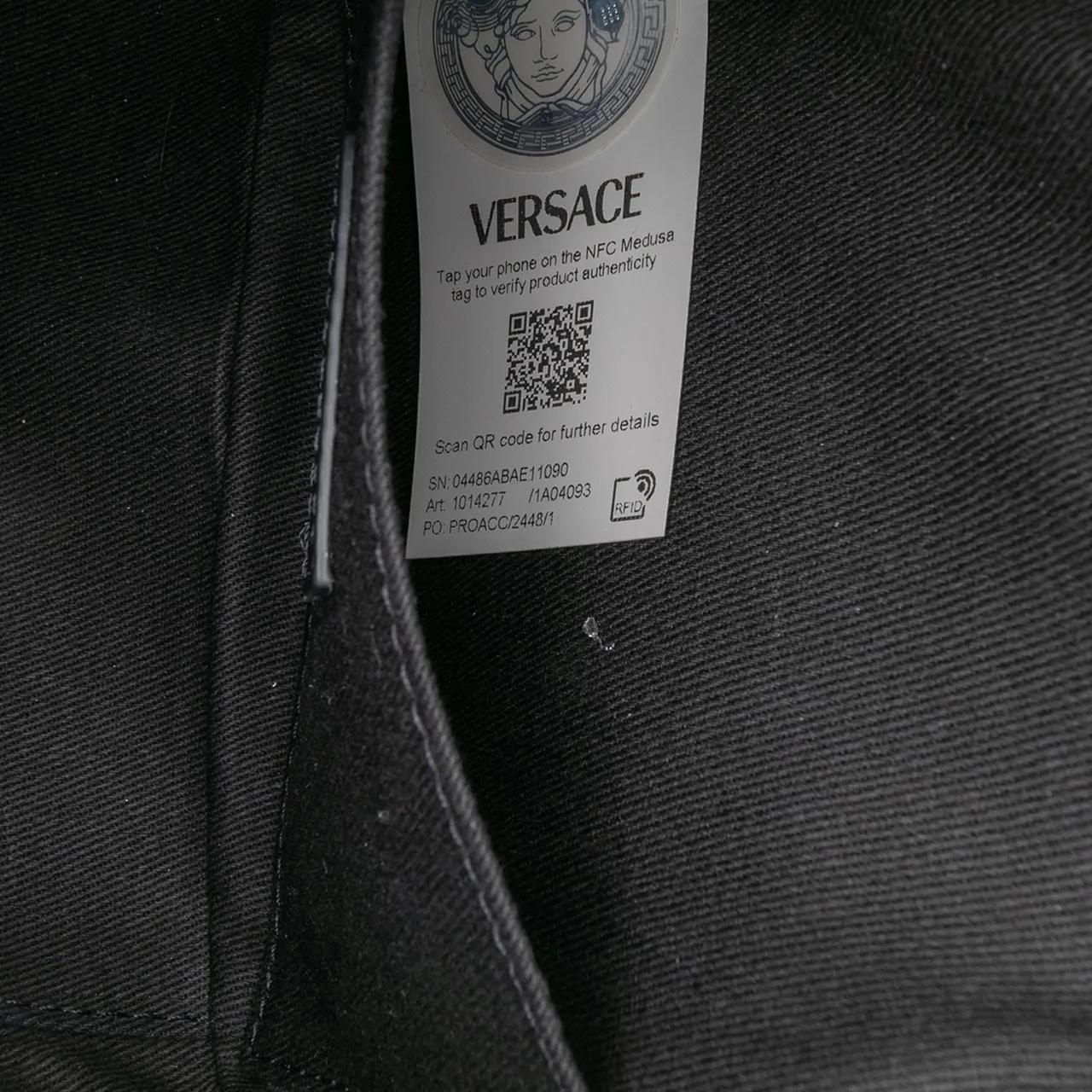 Thumbnail - Versace Hobo Bags - Grainy Calfskin Virtus V Camera Bag - Gr. unisize - in Schwarz - für Damen