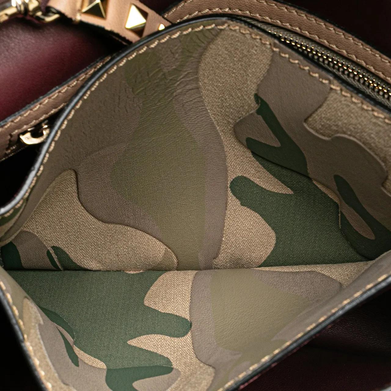 Thumbnail - Valentino Garavani Clutches - Canvas and Nappa Camouflage Rockstud Wristlet Clut - Gr. unisize - in Braun - für Damen