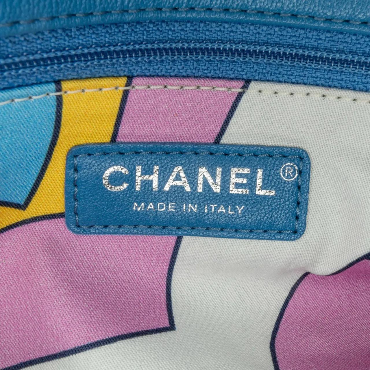 Chanel Hobo bags 2019 Medium Quilted Terry Cloth Coco Beach Flap in blauw