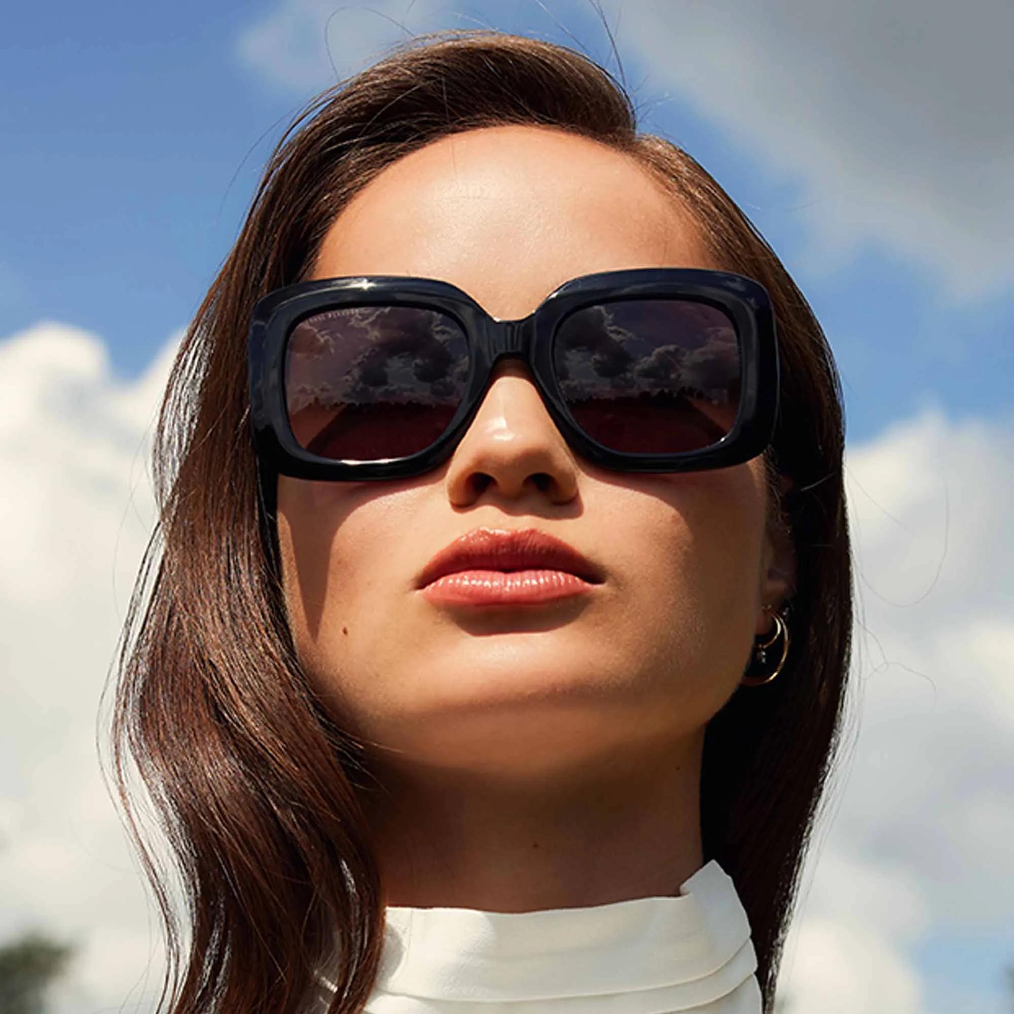 Thumbnail - Isabel Bernard Sonnenbrille - La Villette Rive square sunglasses with black lens - Gr. unisize - in Schwarz - für Damen