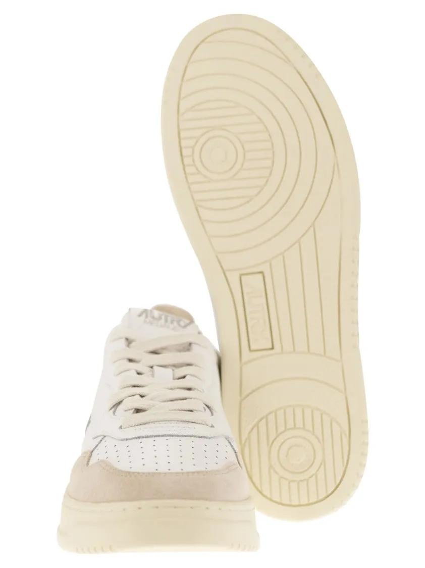 Thumbnail - Autry Low-Top Sneaker - Medalist Low - Leather And Suede Sneakers - Gr. 43 (EU) - in Beige - für Damen