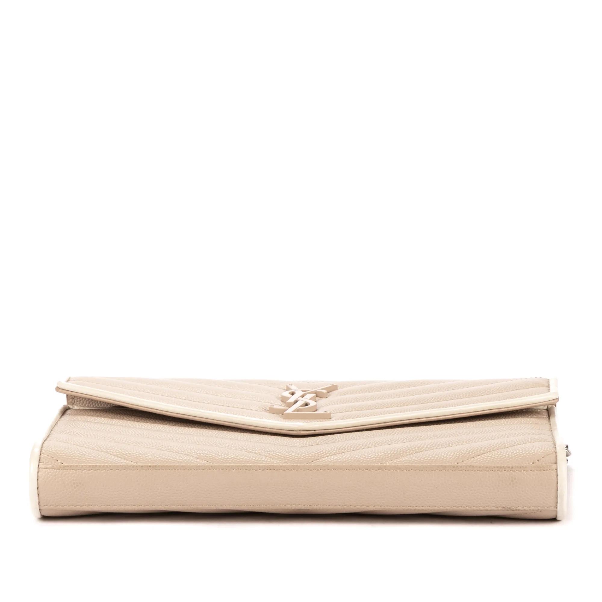 Thumbnail - Saint Laurent Crossbody Bags - Cassandre Enveloppe Chain Wallet - Gr. unisize - in Taupe - für Damen
