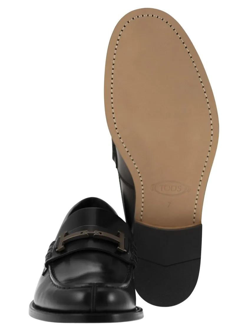 Thumbnail - Tod's Loafer - Leather Loafer With Iconic Metal T Accessory - Gr. 10_5 - in Schwarz - für Damen