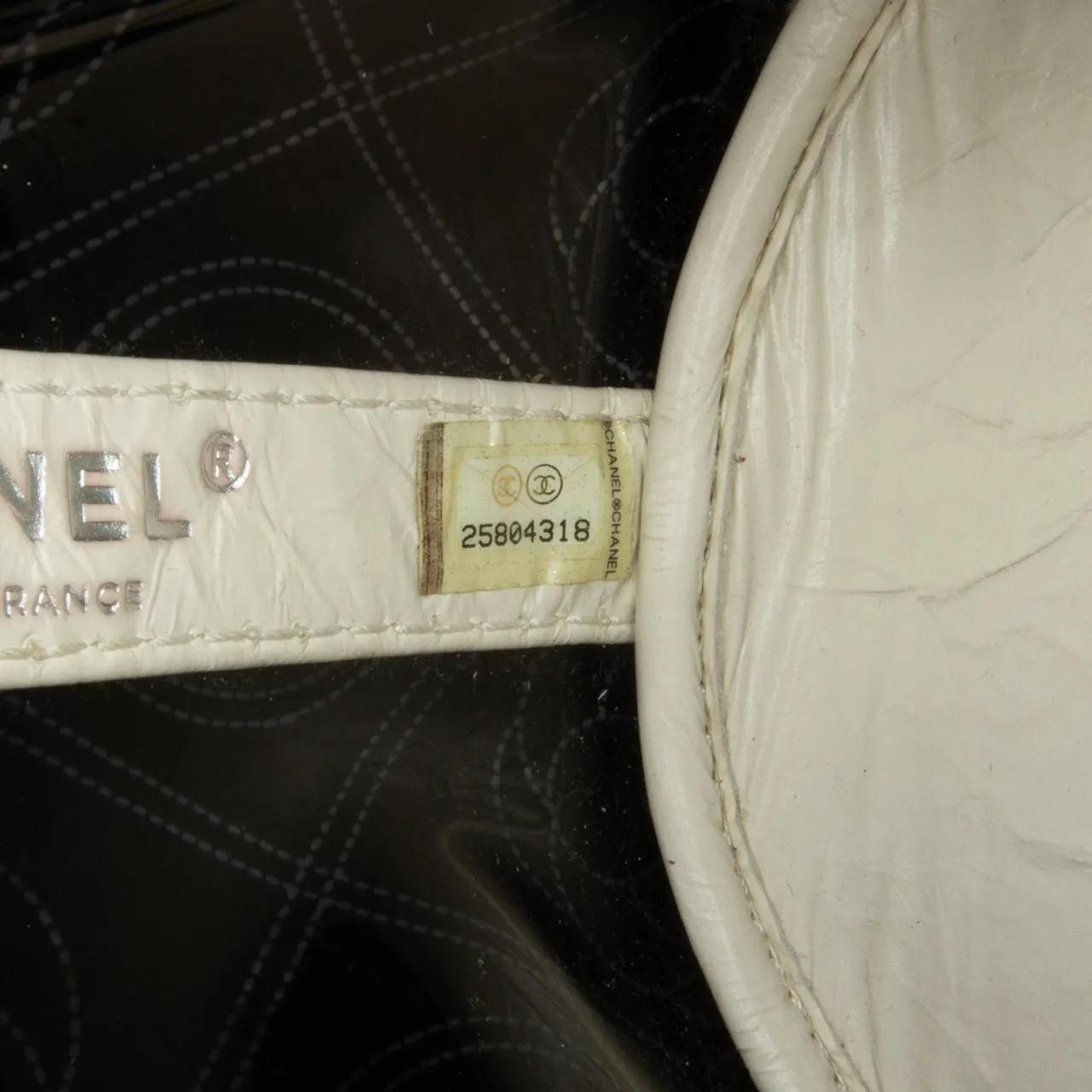 Thumbnail - Chanel Hobo Bags - Crumpled Calfskin PVC Camellia Bucket - Gr. unisize - in Schwarz - für Damen