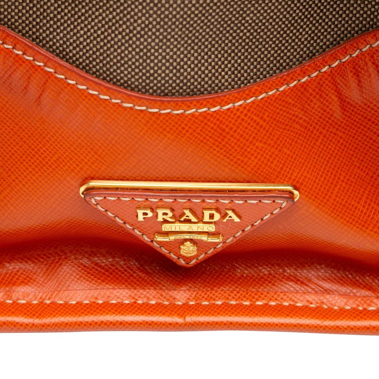 Thumbnail - Prada Hobo Bags - Saffiano Trimmed Canvas Canapa Logo Double Zip Sat - Gr. unisize - in Braun - für Damen