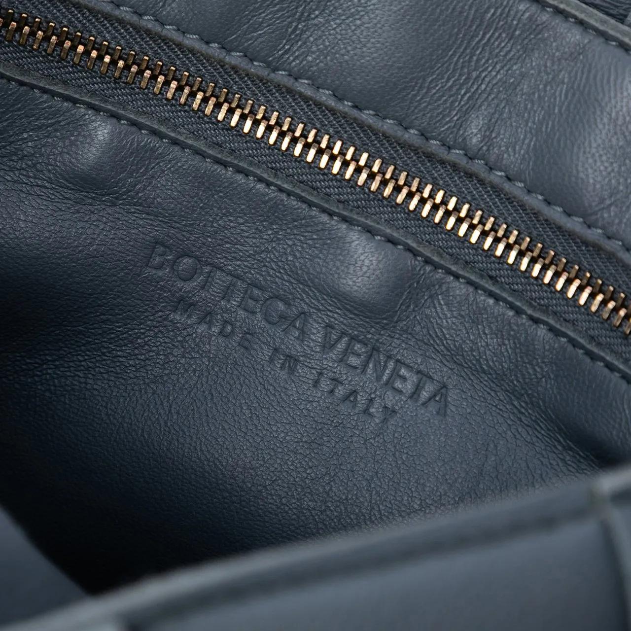 Thumbnail - Bottega Veneta Hobo Bags - Grained Calfskin Intrecciato Cassette Crossbody - Gr. unisize - in Grau - für Damen