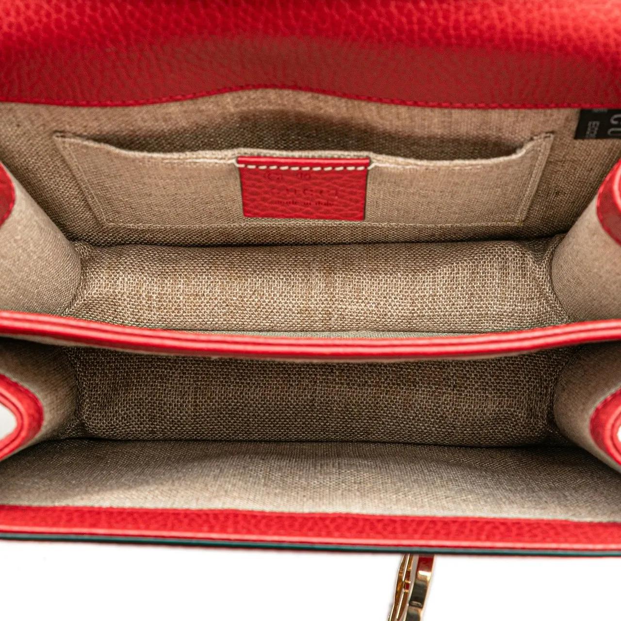 Gucci Hobo bags Small Dollar Calfskin Interlocking G Crossbody in rood