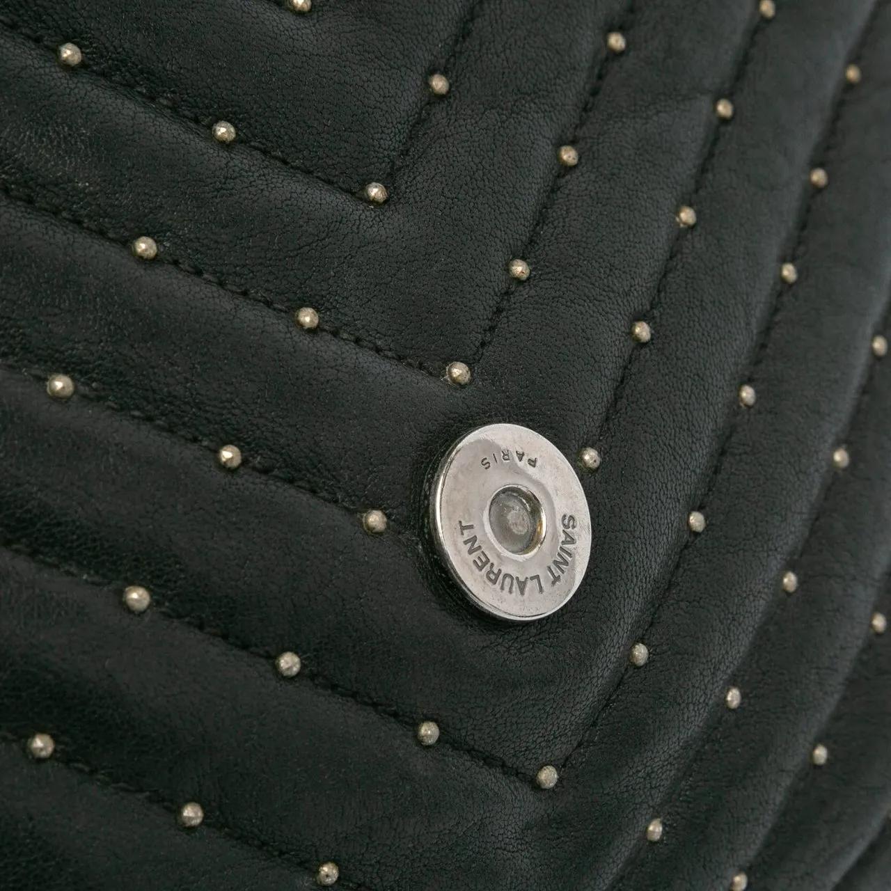 Saint Laurent Shoppers Medium Chevron Studded Sheepskin Monogram College in zwart