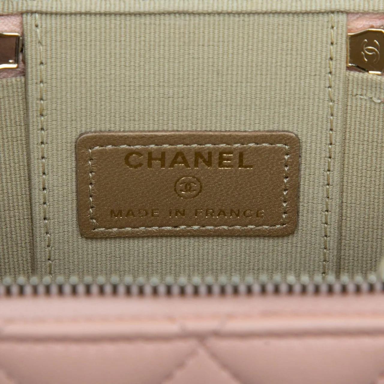 Thumbnail - Chanel Hobo Bags - Mini Quilted Lambskin Pearl Crush Vanity Case With - Gr. unisize - in Gold - für Damen
