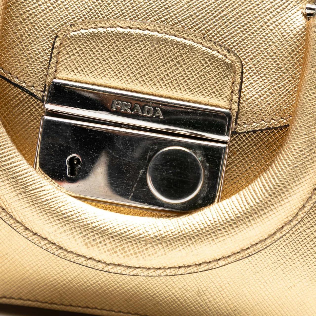 Thumbnail - Prada Hobo Bags - Mini Metallic Saffiano Sound Lock Satchel - Gr. unisize - in Gold - für Damen
