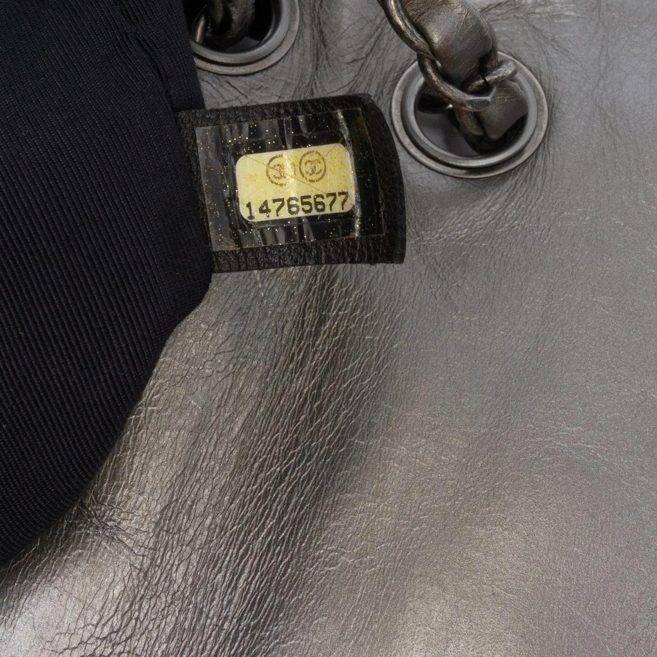 Thumbnail - Chanel Hobo Bags - Medium Quilted Metallic Aged Calfskin Chain Me Fla - Gr. unisize - in Grau - für Damen