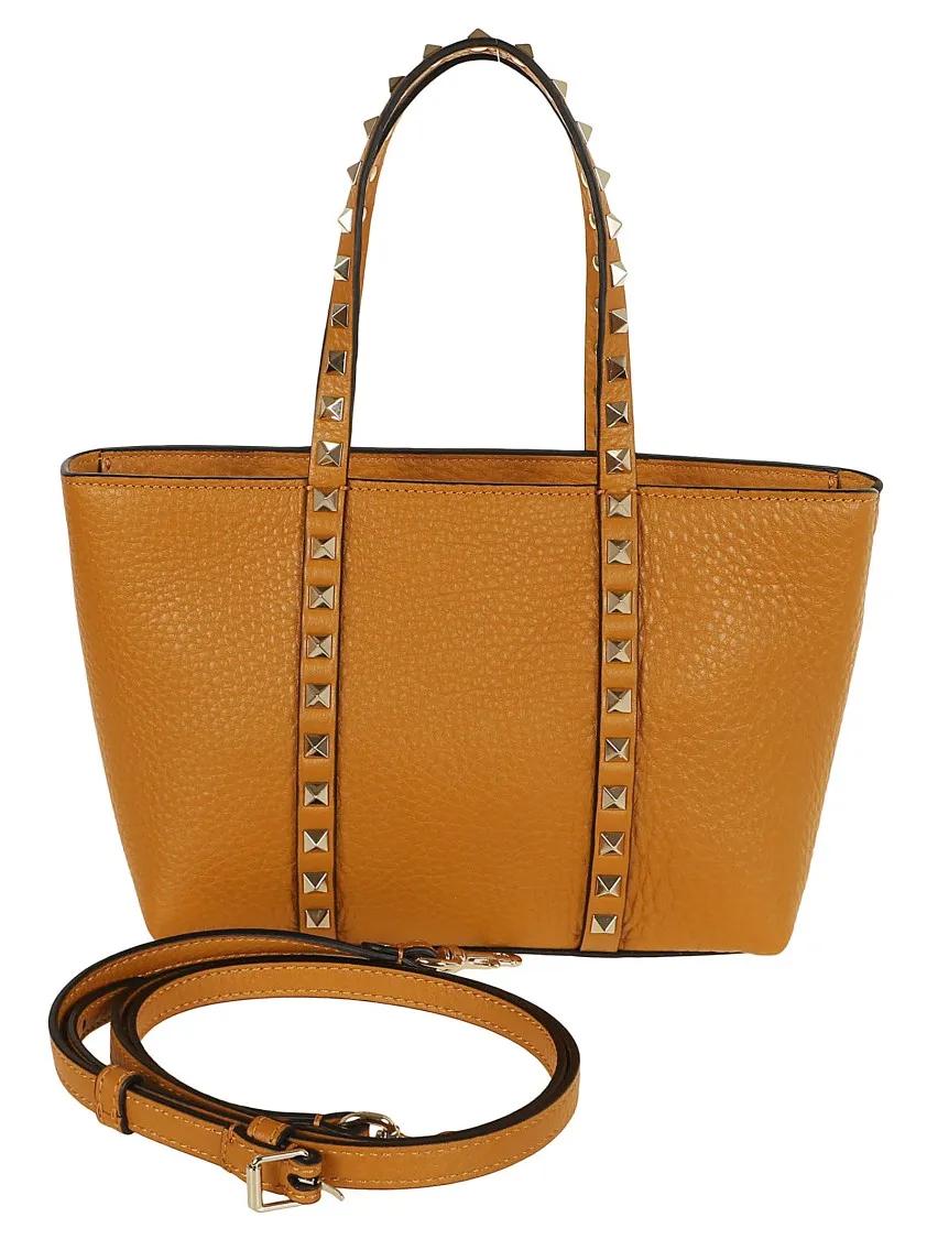 Valentino Totes & shoppers Brown Grained Calfskin Small Rockstud Shopping Bag in bruin