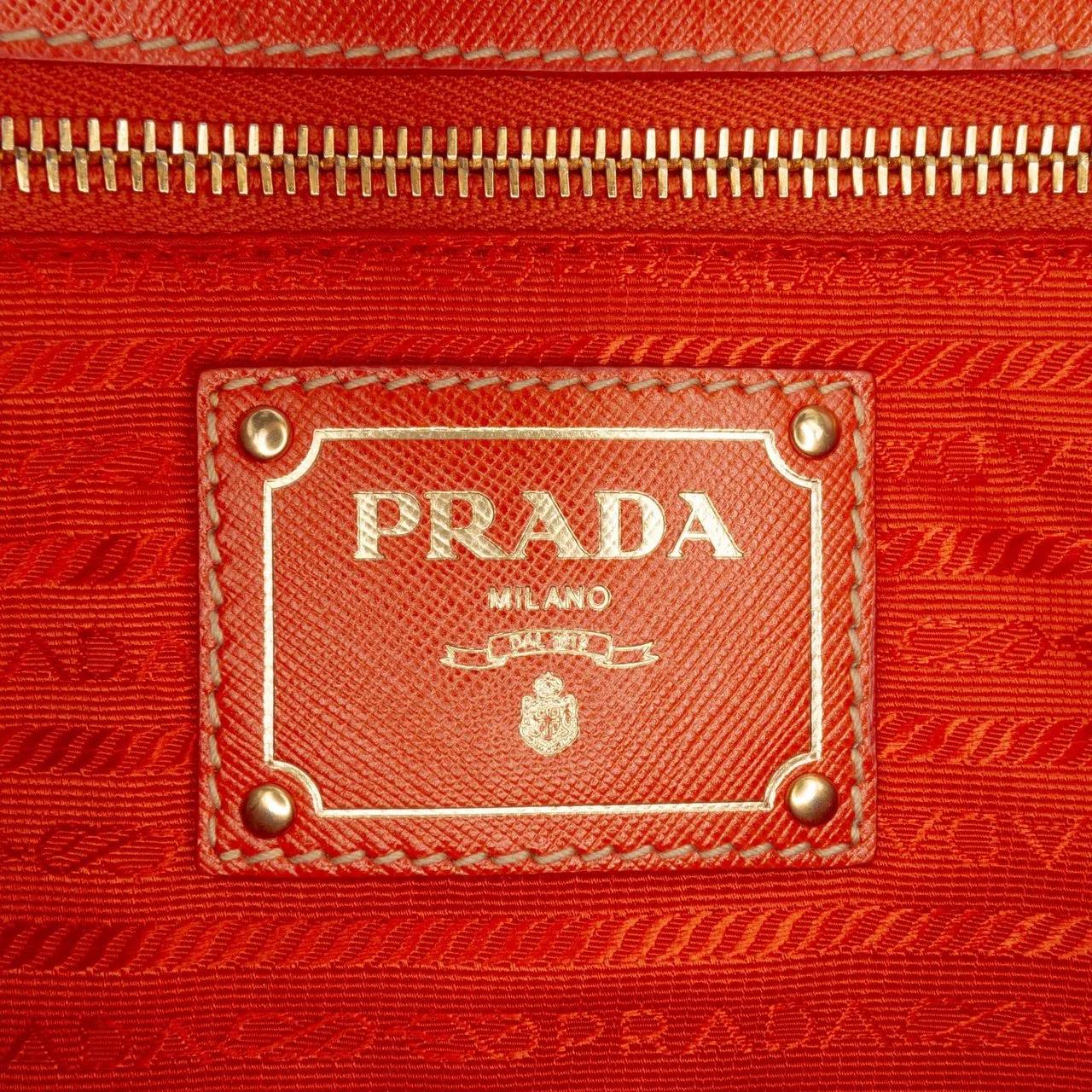 Thumbnail - Prada Hobo Bags - Saffiano Trimmed Tessuto Logo Oro Satchel - Gr. unisize - in Orange - für Damen