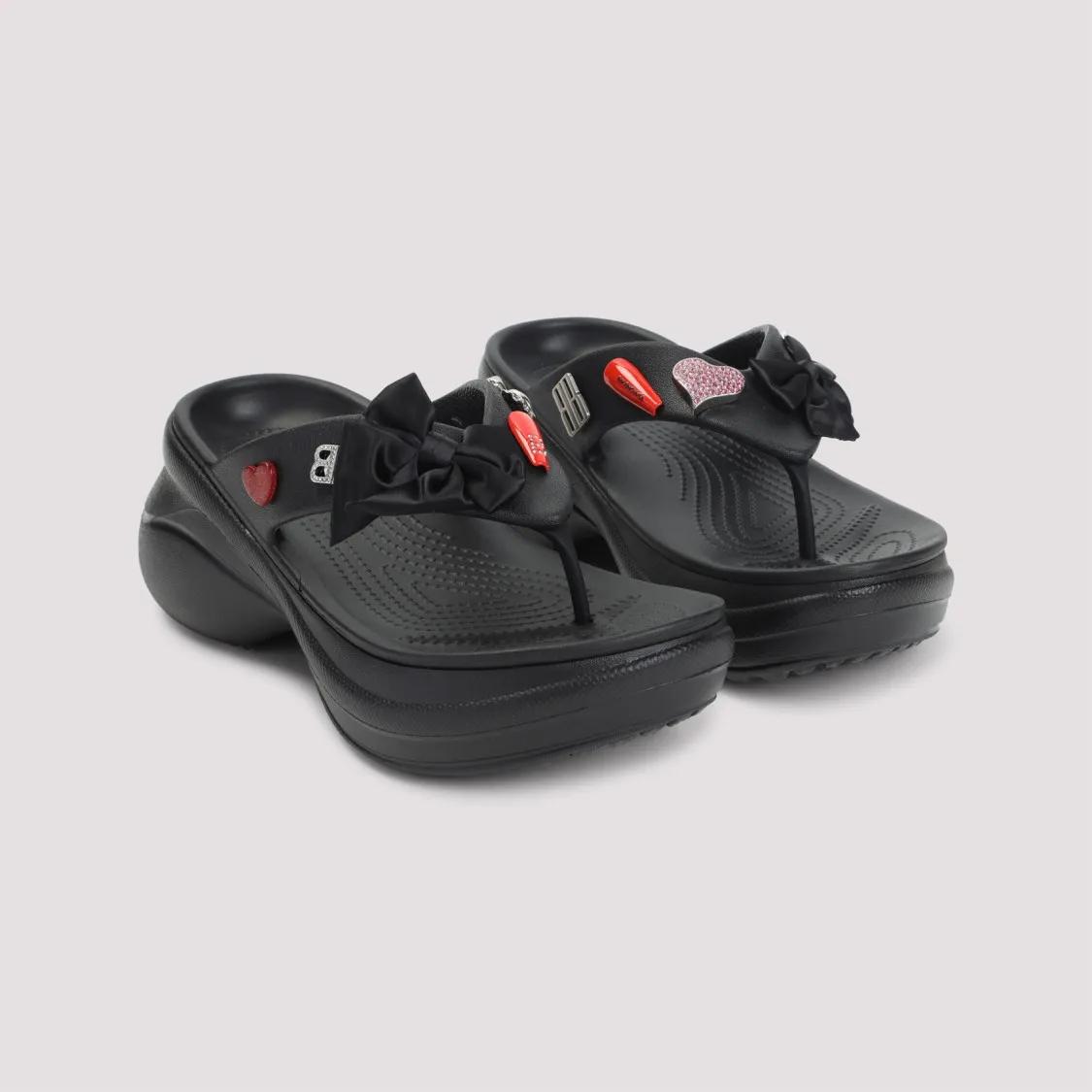 Balenciaga Sandalen Rubber Sandals With Playful Heart Embellishments in zwart