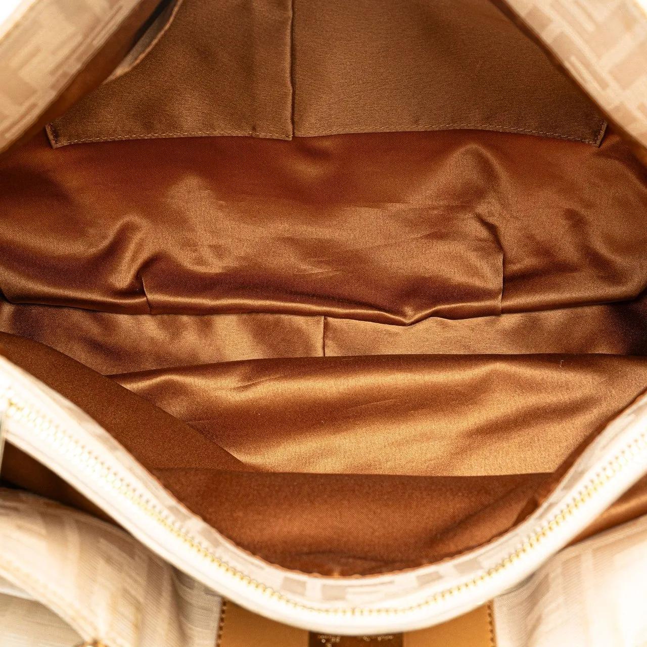 Fendi Shoppers Large Zucca Canvas Mia Tote in bruin