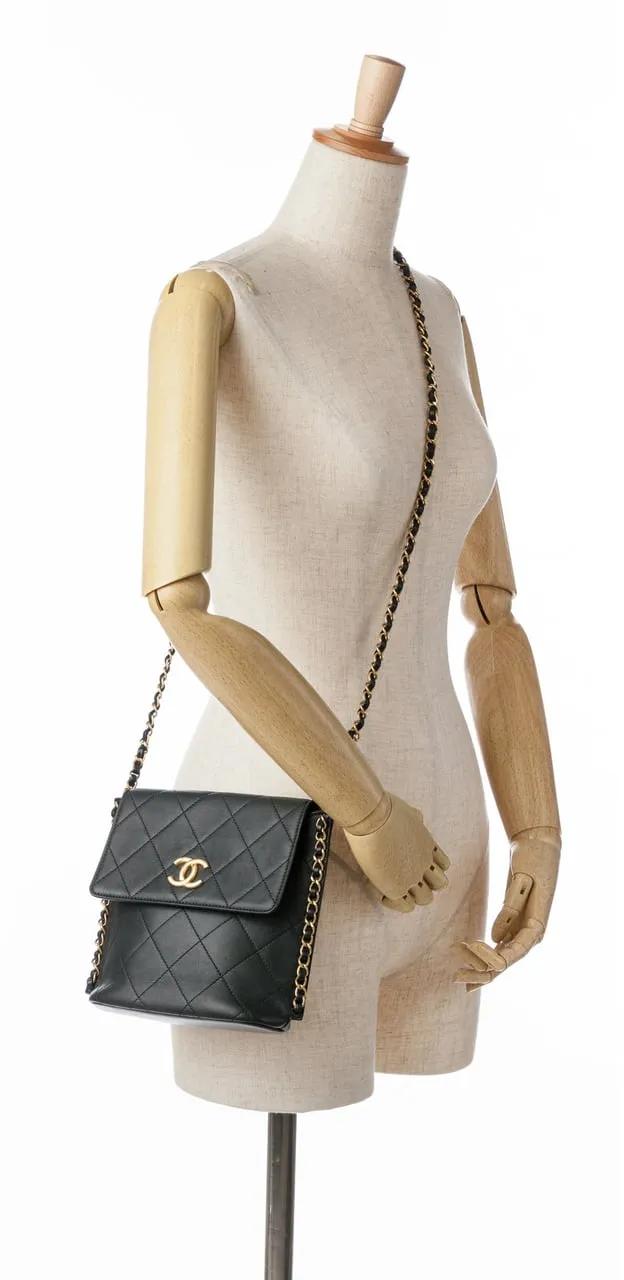 Chanel Hobo bags 2021 Small Quilted Calfskin Chain Hobo Flap in zwart