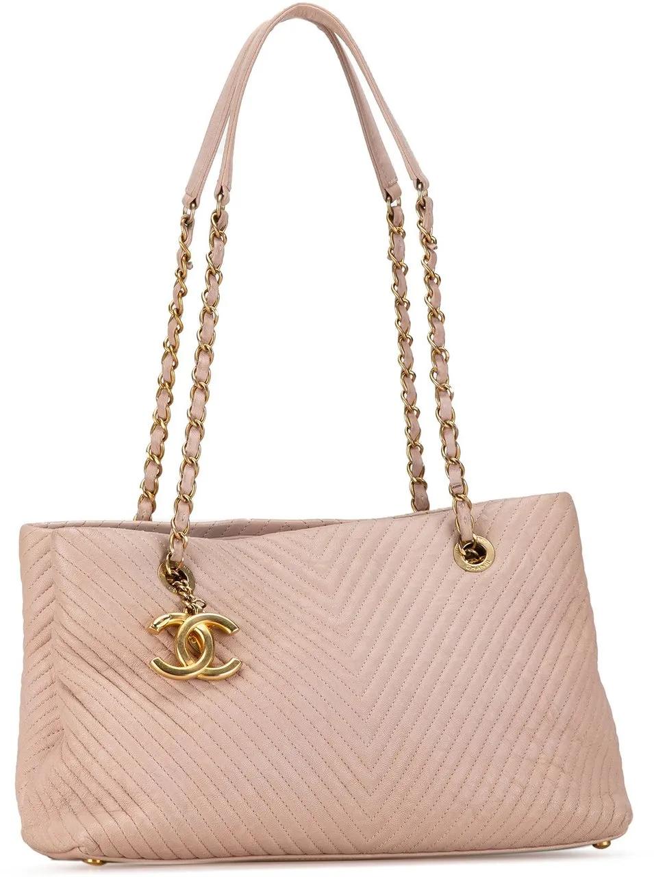 Chanel Shoppers 2015-2016 Large Chevron Calfskin Surpique Tote in poeder roze