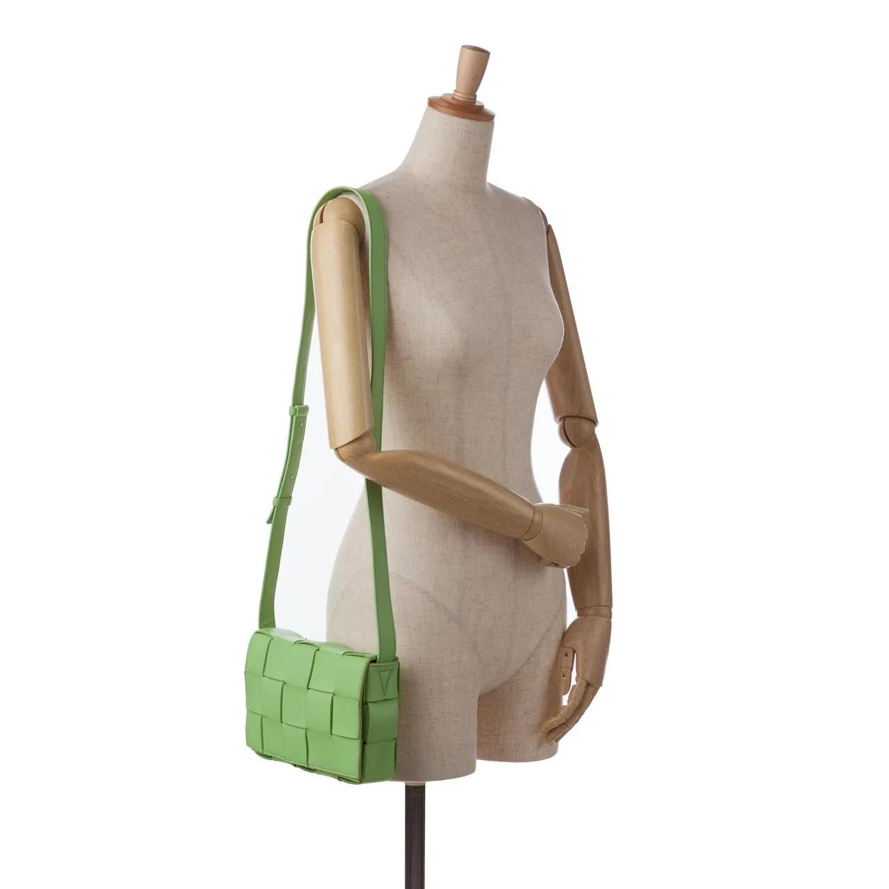 Bottega Veneta Hobo bags 2019-2023 Nappa Intrecciato Cassette Crossbody in groen