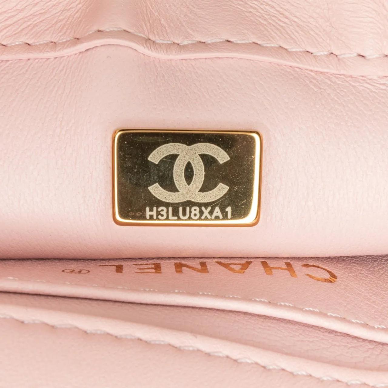Thumbnail - Chanel Hobo Bags - 2021-2024 Mini Quilted Lambskin Heart Charms Flap - Gr. unisize - in Gold - für Damen